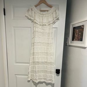 White Cream off the shoulder dress. Vintage feel. Slim fit.